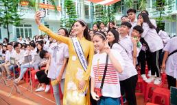 Hoa hậu Lương Thuỳ Linh 'gây náo loạn' khi về thăm trường cũ