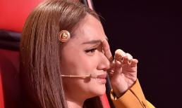 Giọng hát Việt nhí 2019: Hương Giang bật khóc nghẹn ngào trên ghế nóng trước tiết mục 'Cánh hoa tàn - Chị tôi'