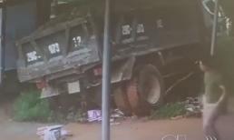 Xe tải bất ngờ chồm tới, người đàn ông thoát nạn trong tích tắc