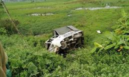 Xe ô tô mắc kẹt trên đường ray bị tàu hỏa đâm văng xuống ruộng