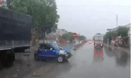 Liên tiếp va chạm với 2 xe tải, ô tô con xoay như chong chóng trên quốc lộ