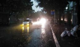 Hà Nội dông lớn, 2h chiều trời tối như ban đêm