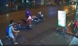 Dừng xe máy giữa đường để mặc áo mưa, người phụ nữ gây hoạ cho cô gái trẻ