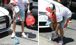 'Hoàng tử' Justin Bieber đánh rơi giày hàng chục triệu trên phố sau khi bị chê hết thời 