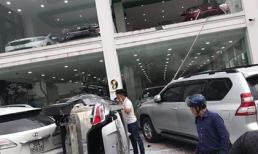 Nhân viên showroom lái ô tô lao từ tầng 2 xuống đất, 3 'xế hộp' tiền tỷ bị thiệt hại