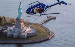 Cảnh tượng hiếm gặp: Trực thăng bay lộn ngược trên đầu tượng Nữ thần Tự do