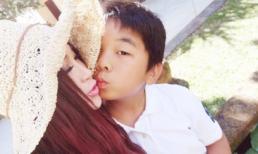 Khoe ảnh hạnh phúc bên con trai nuôi, Ôn Bích Hà gây phản ứng với nụ hôn môi