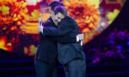 Hoài Lâm tái xuất với vẻ ngoài thư sinh, ôm chầm Quang Lê trên sân khấu