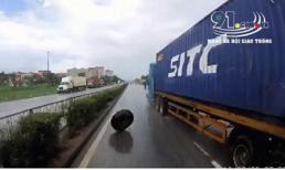 'Hung thần' container bất ngờ rụng bánh trên quốc lộ 5 khiến nhiều phương tiện đi phía sau thất kinh