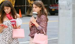 Suri đúng chất tiểu thư con nhà giàu: Xuống phố điệu đà, mang đồ đôi với cô bạn thân 