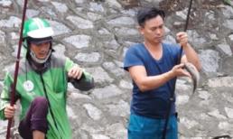 Clip: Nước sông Tô Lịch chuyển màu xanh biếc, người dân 'mở hội' buông cần câu cá