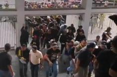Cổ động viên Malaysia ôm đầu tháo chạy vì bị người hâm mộ quá khích của Indonesia ném đá 