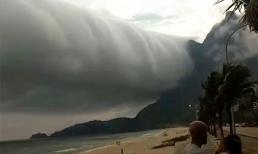 Đám mây khổng lồ 'nuốt chửng' bờ biển như ngày tận thế