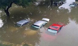 Thái Nguyên 'thất thủ' sau trận mưa 6 tiếng, nhiều ô tô ngập trong biển nước