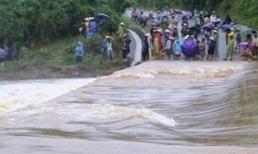 Cả gia đình bị lũ cuốn trôi khi đi đám cưới về