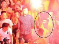 Dân mạng 'khoanh vùng' nam thanh niên nghi đốt pháo sáng khiến một phụ nữ bị thương tại sân Hàng Đẫy