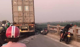 Tại nạn nghiêm trọng trên cầu Thanh Trì, 1 người rơi xuống sông tử vong