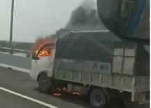 Xe tải bốc cháy ngùn ngụt trên cao tốc Hạ Long - Hải Phòng