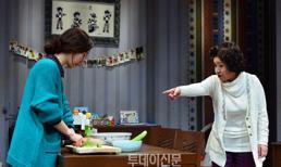 Mẹ chồng đuổi tôi ra khỏi nhà vì ‘dám’ cãi lời chị dâu. 2 năm sau, bà mếu máo đến tìm...