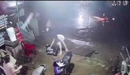 Khoảnh khắc xe tải làm đứt dây điện, 3 chị em ruột tháo chạy nhưng vẫn xảy ra sự việc đau lòng