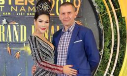 Hoa khôi Hương Hoàng được chồng Pháp hộ tống đi ngắm trai đẹp 