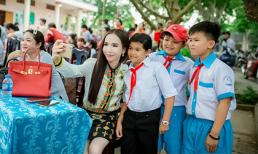 Ăn mặc giản dị, hot girl chuyển giới Trần Đoàn vẫn luôn bừng sáng khi đi phát quà từ thiện