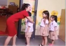 Cô giáo mầm non xinh đẹp tươi cười chào đón trẻ khiến các ông bố cũng muốn đi học lại