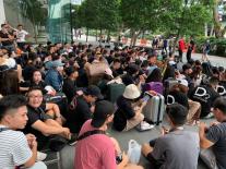 Dân Việt đổ về Apple Store, mang theo vali xếp hàng trước giờ mở bán iPhone 11