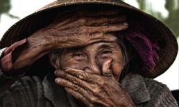 Khoảnh khắc lấy tay che miệng cười và hành trình trở thành cụ bà Việt đẹp nhất thế giới