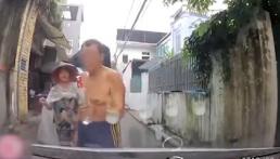 Góc 'cà khịa': Ô tô đang đi trong ngõ hẹp, cụ ông lao ra chặn đầu mời rượu tài xế 