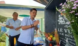Thăm mộ cố NS Lê Vũ Cầu, Phước Sang trông gầy và già đi nhiều