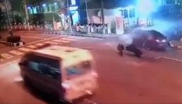 Xe máy tông thẳng vào ô tô với tốc độ kinh hoàng, tài xế văng xa chục mét