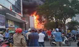 Cháy lớn cửa hàng điện máy tại Hải Phòng, tòa nhà cao tầng lân cận bị uy hiếp