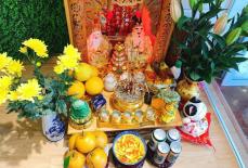 Mùng 1 đầu tháng: Chớ dại mà đặt loại hoa này nên bàn thờ kẻo thần Tài 'hờn dỗi', quay lưng bỏ đi