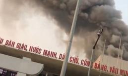 Cháy Cung văn hóa hữu nghị Việt Xô, khói đen cuồn cuộn bốc nghi ngút