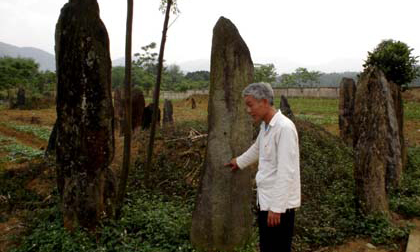 Nghĩa địa 'cắm' những cây đá khổng lồ độc nhất vô nhị VN