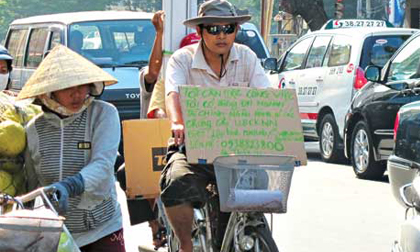 Đạp xe, treo biển tìm việc giữa Sài Gòn