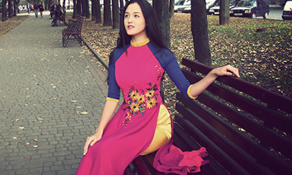 Hoàng Anh khoe sắc với áo dài trên đất Ucraina