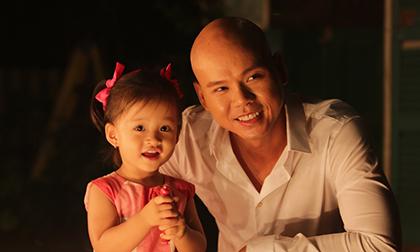 Phan Đinh Tùng khoe con gái 2 tuổi giống hệt vợ