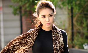 Khéo tay quàng khăn nhẹ nhàng đón thu