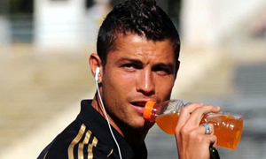 Ronaldo tự... trồng rau