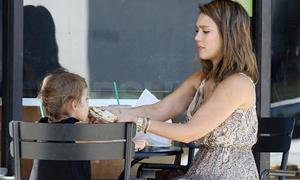Mẹ con Jessica Alba "trốn" đi chơi riêng