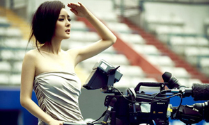 Dương Mịch khoe đường cong trên sân bóng