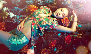 Tiểu Thư Kỳ khoe dáng với hoa