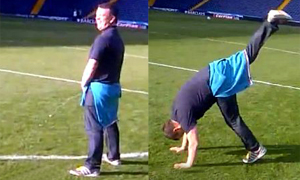 Trả thù cho đội bóng, hai CĐV tè bậy ra sân đối thủ