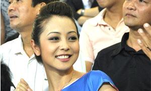 Jennifer Phạm rạng rỡ trên khán đài cổ vũ U23 Việt Nam