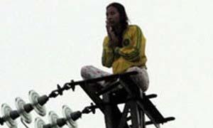 Thót tim giải cứu cô gái trên trụ điện cao thế