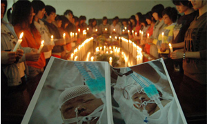 Người dân Trung Quốc thắp nến tưởng nhớ bé Duyệt Duyệt