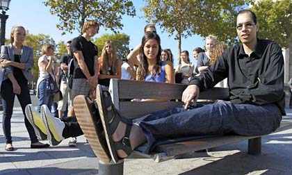 Người có đôi bàn chân dài nhất thế giới