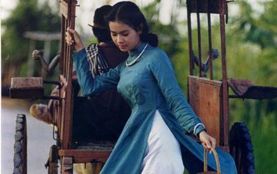 Hoa khôi Thủy Tiên thành danh với vẻ đẹp xưa nao lòng